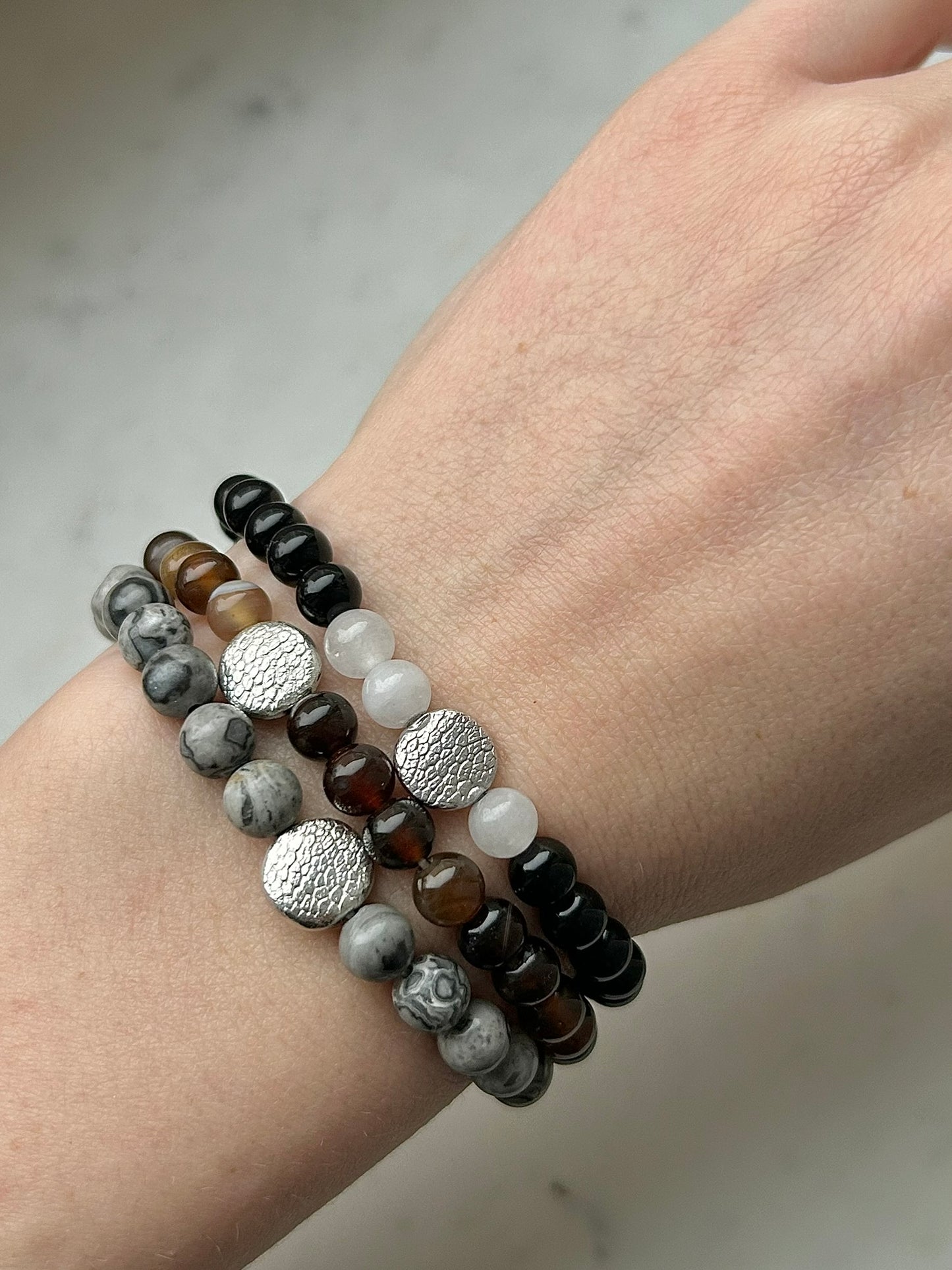 Zsinóros ásvány gyöngyös karkötő